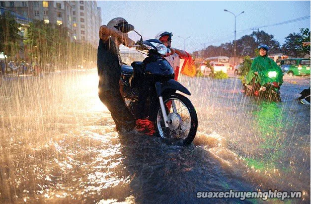 Cách xử lý xe honda click bị ngập nước chết máy mùa mưa - 1