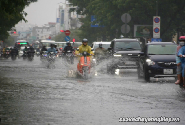 Cách chạy xe an toàn mùa mưa bão - 4