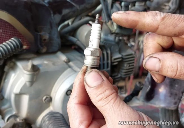 Xe máy đang đi bị hụt ga chết máy phải làm sao - 5