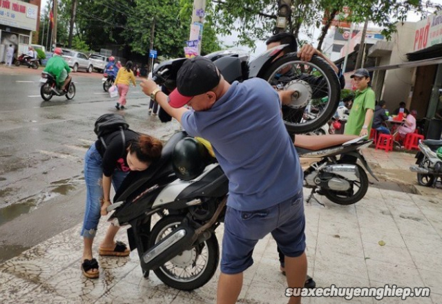 Dắt xe máy qua nước ngập có sao không - 3