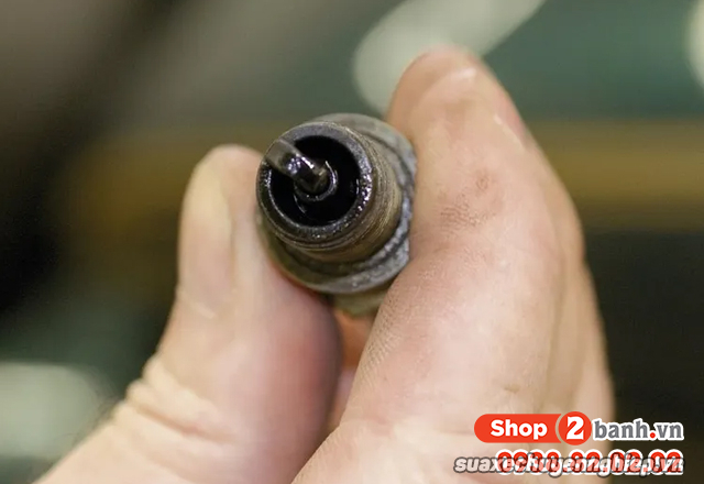 Xe máy bị ngập nước có cần thay bugi không - 3